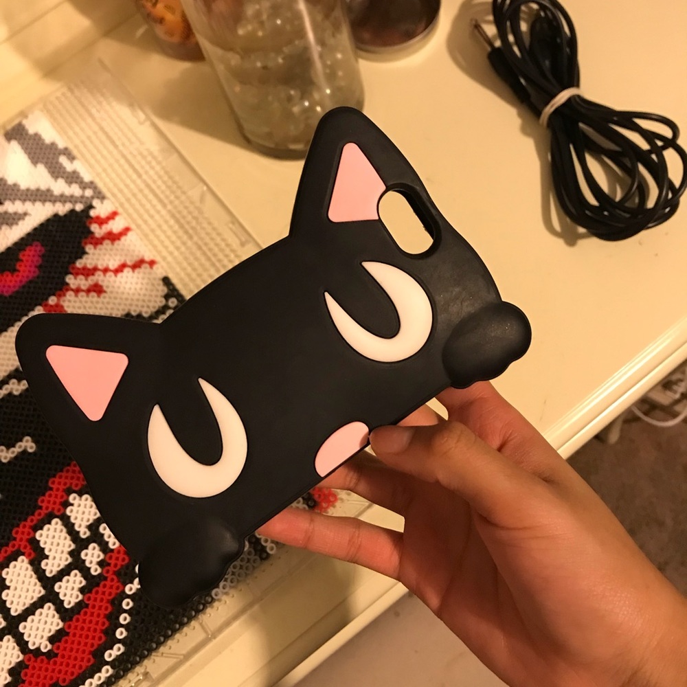 A black silicone cat case for the iPhone 6/6s/7